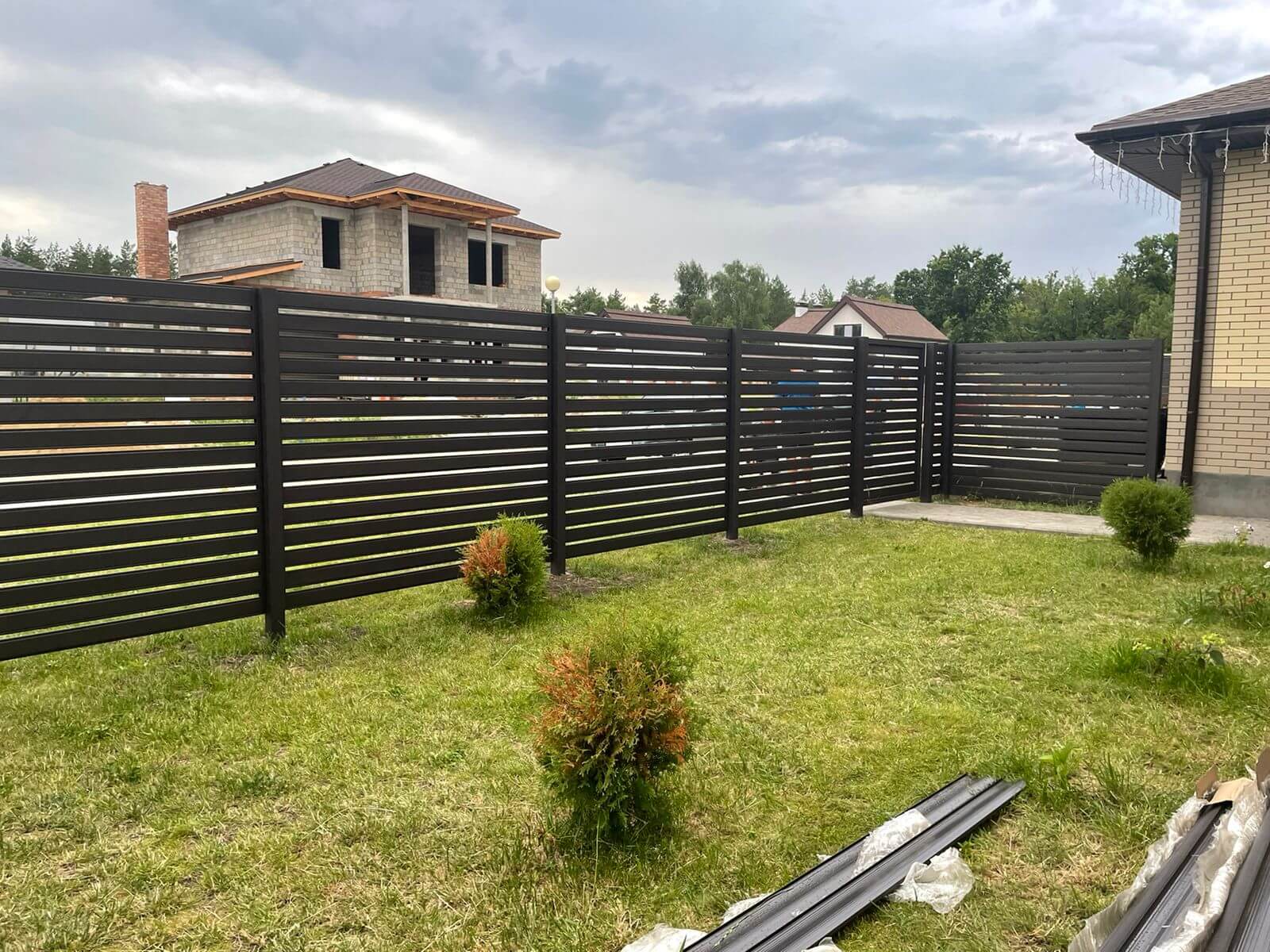 Забор из металлического планкена RAL8019 МАТТЕ фото2 в Перми