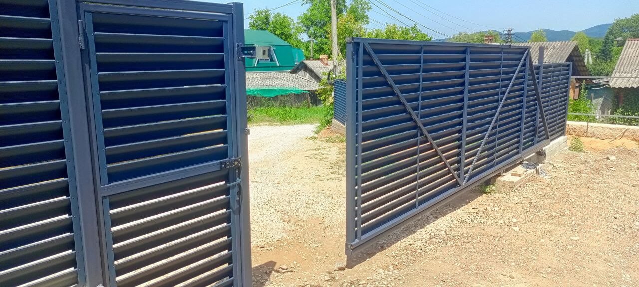 Забор-жалюзи из ламелей Еврожалюзи 53м RAL7024 Серый Графит МАТТЕ фото 16 в Перми