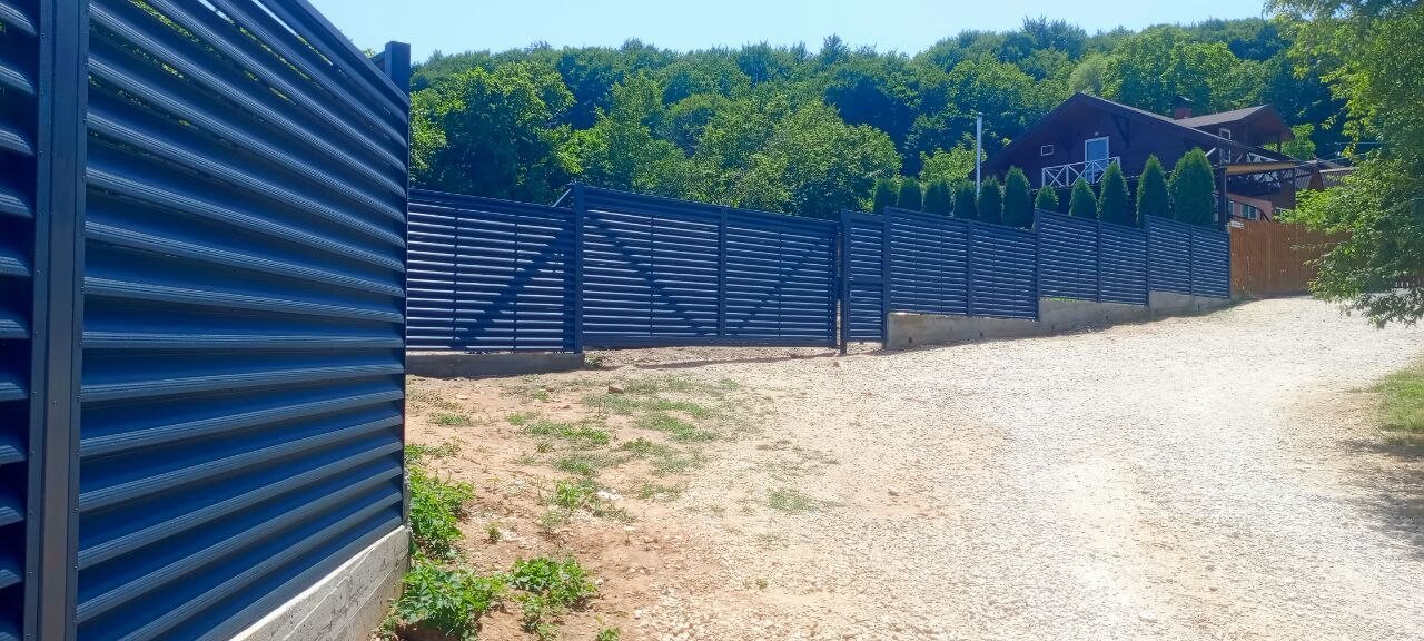 Забор-жалюзи из ламелей Еврожалюзи 53м RAL7024 Серый Графит МАТТЕ фото 8 в Перми