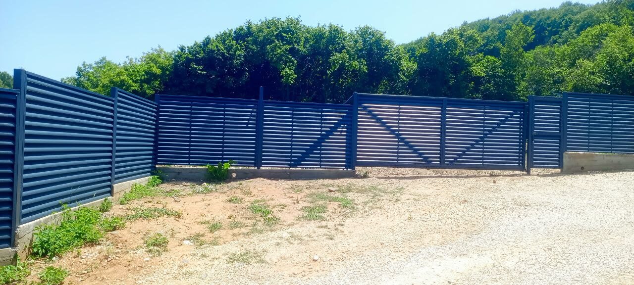 Забор-жалюзи из ламелей Еврожалюзи 53м RAL7024 Серый Графит МАТТЕ фото 7 в Перми
