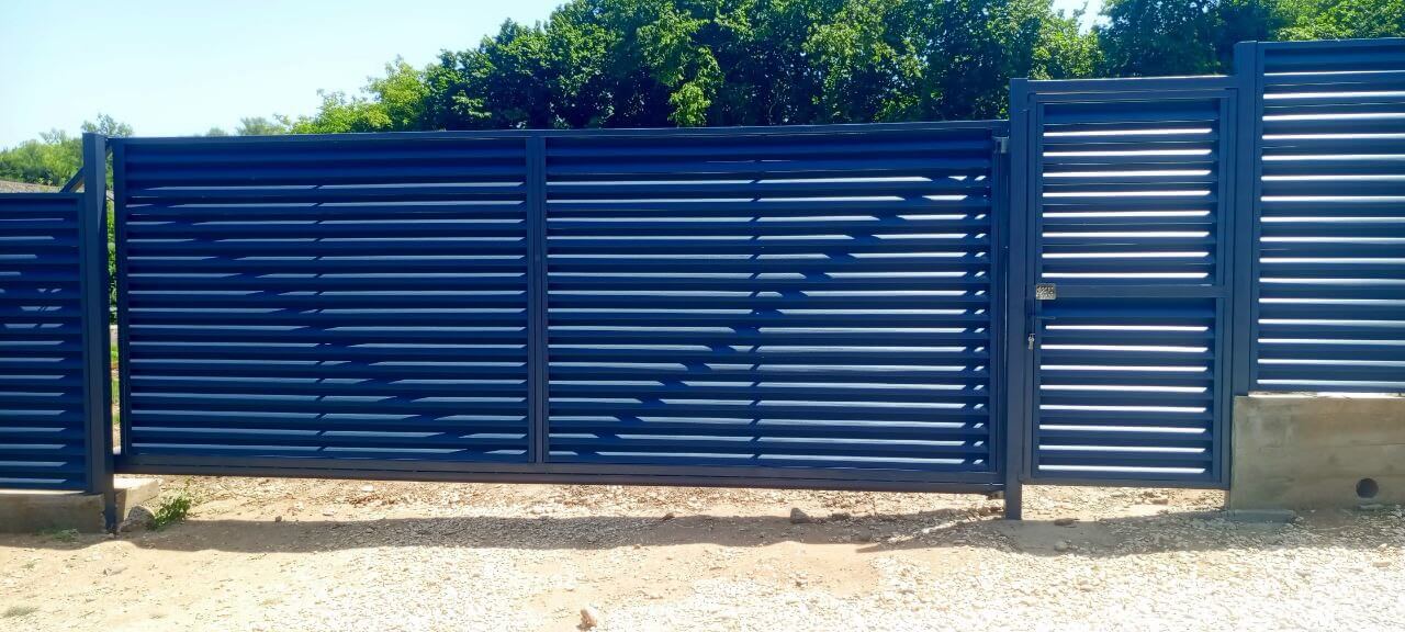 Забор-жалюзи из ламелей Еврожалюзи 53м RAL7024 Серый Графит МАТТЕ фото 5 в Перми