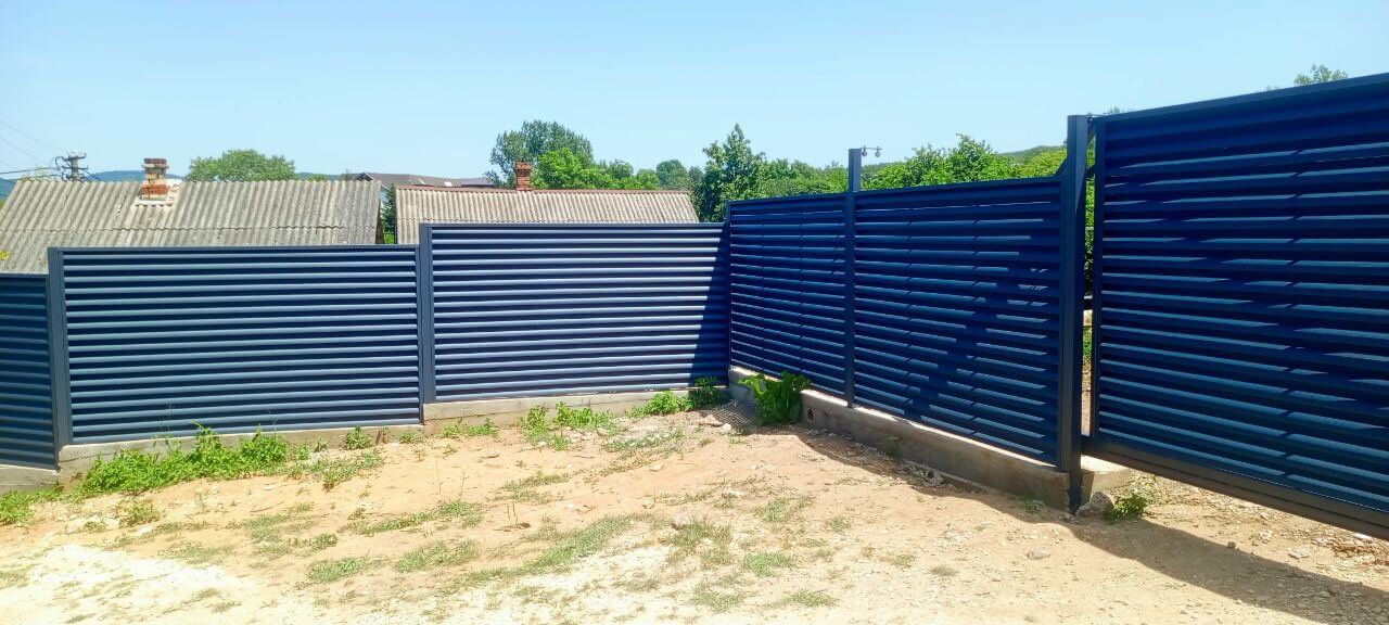 Забор-жалюзи из ламелей Еврожалюзи 53м RAL7024 Серый Графит МАТТЕ фото 4 в Перми
