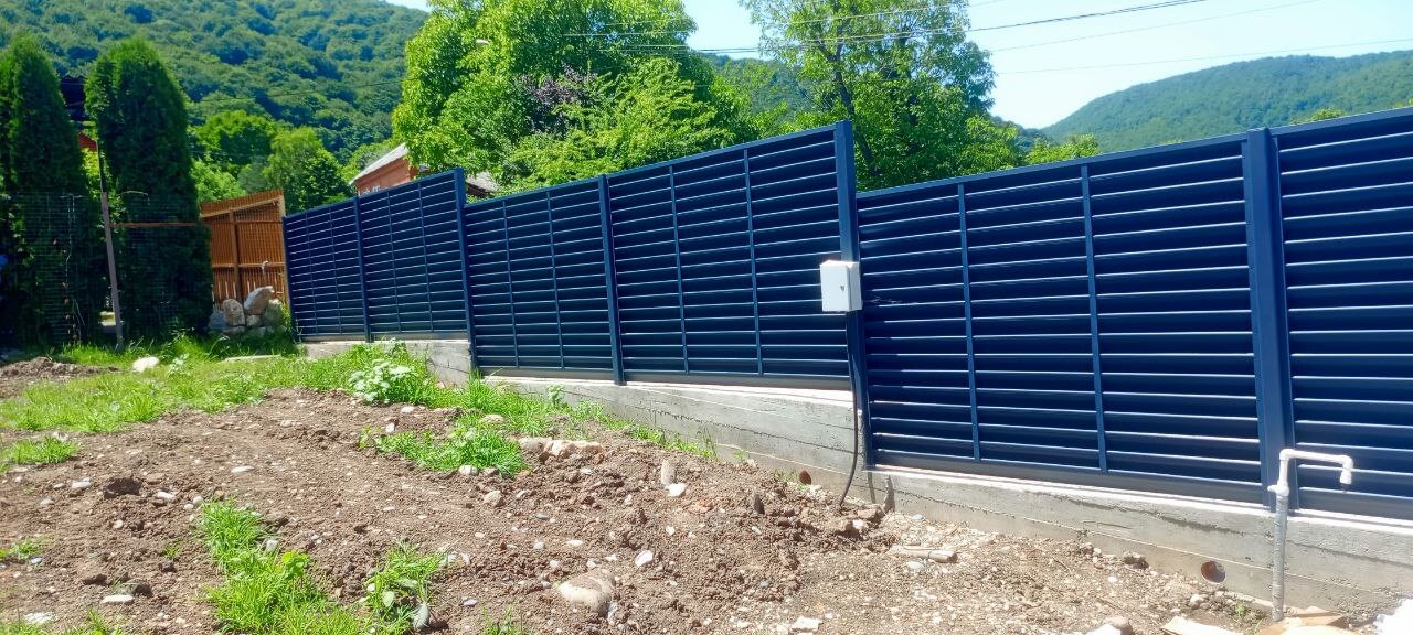 Забор-жалюзи из ламелей Еврожалюзи 53м RAL7024 Серый Графит МАТТЕ фото 3 в Перми