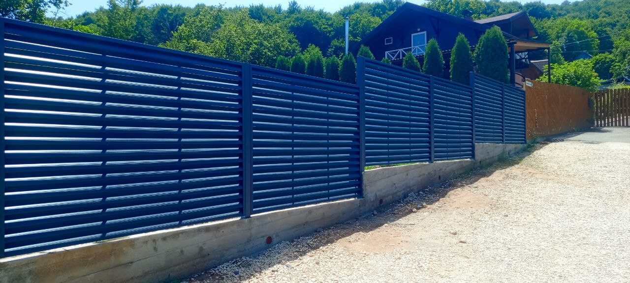 Забор-жалюзи из ламелей Еврожалюзи 53м RAL7024 Серый Графит МАТТЕ фото 12 в Перми