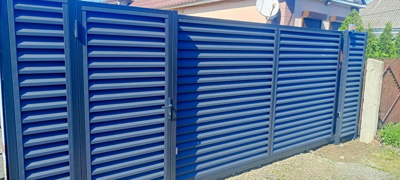 Забор-жалюзи из ламелей Еврожалюзи 53м RAL7024 Серый Графит МАТТЕ фото 10 в Перми