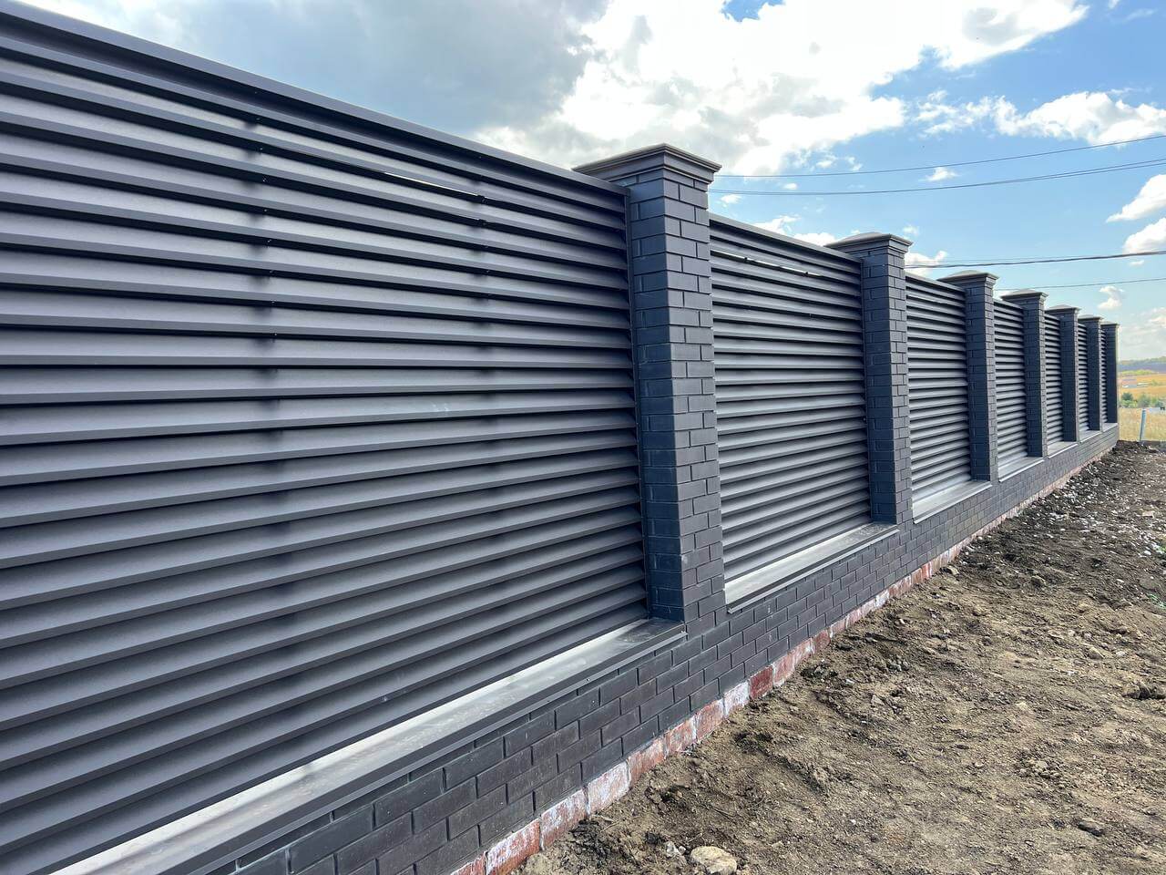 Забор-жалюзи из ламелей ЭКО-Z 43м RAL8019 Темный Шоколад МАТТЕ в Перми