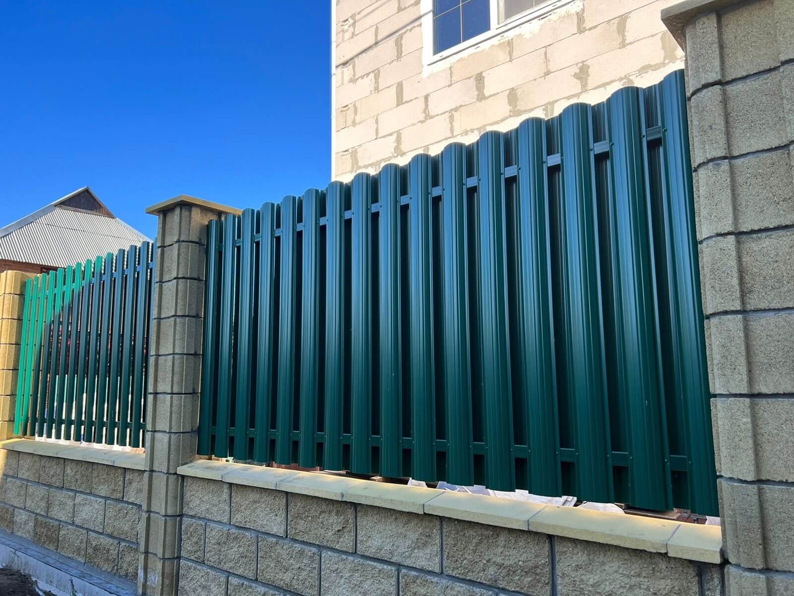 Забор из евроштакетника 22м RAL6005/6005 Зеленый Мох двусторонний фото 7 в Перми