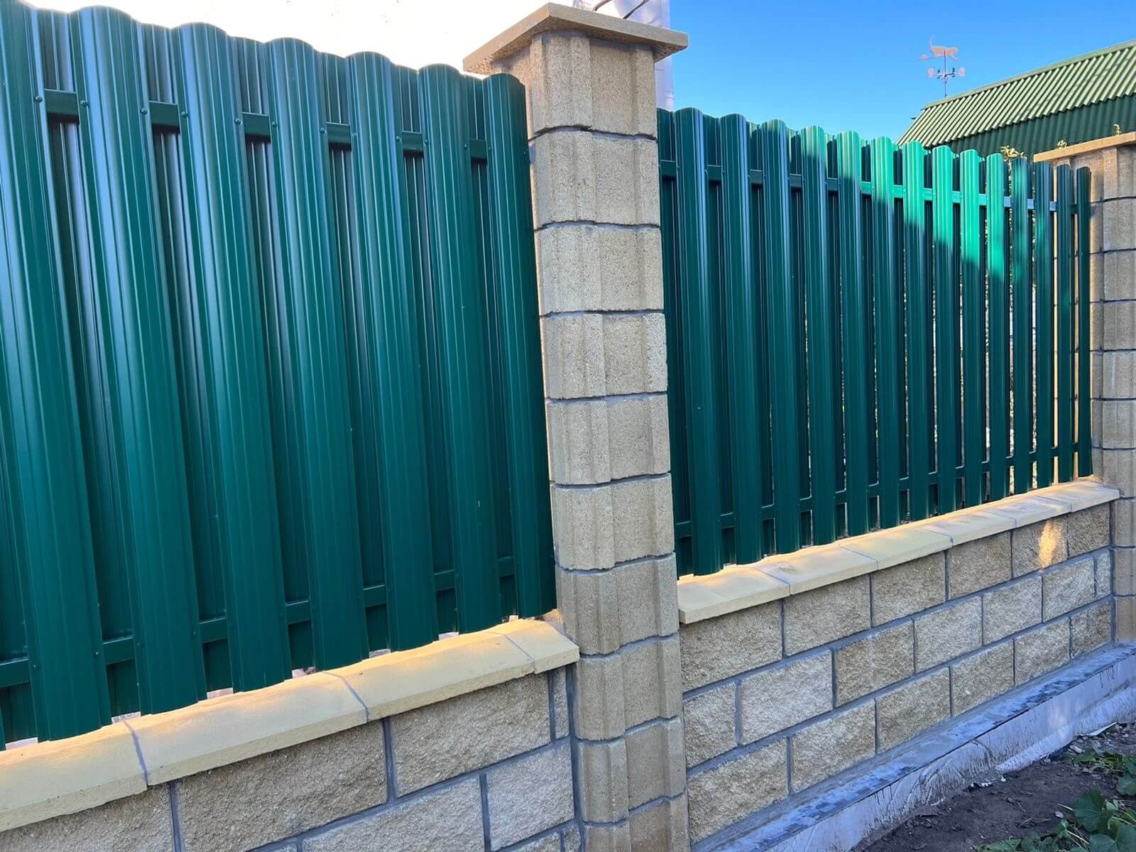 Забор из евроштакетника 22м RAL6005/6005 Зеленый Мох двусторонний фото 1 в Перми