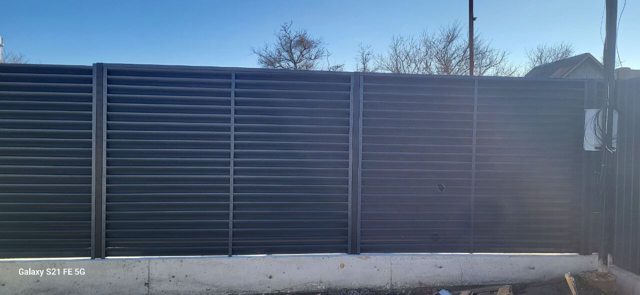 Забор из ламелей еврожалюзи 30м RAL7024/7024 Серый Графит двусторонний фото 6 в Перми