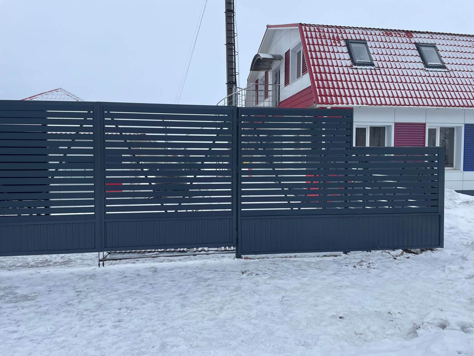 Забор-ранчо из металлического планкена 11м RAL7024 Серый Графит фото 1 в Перми