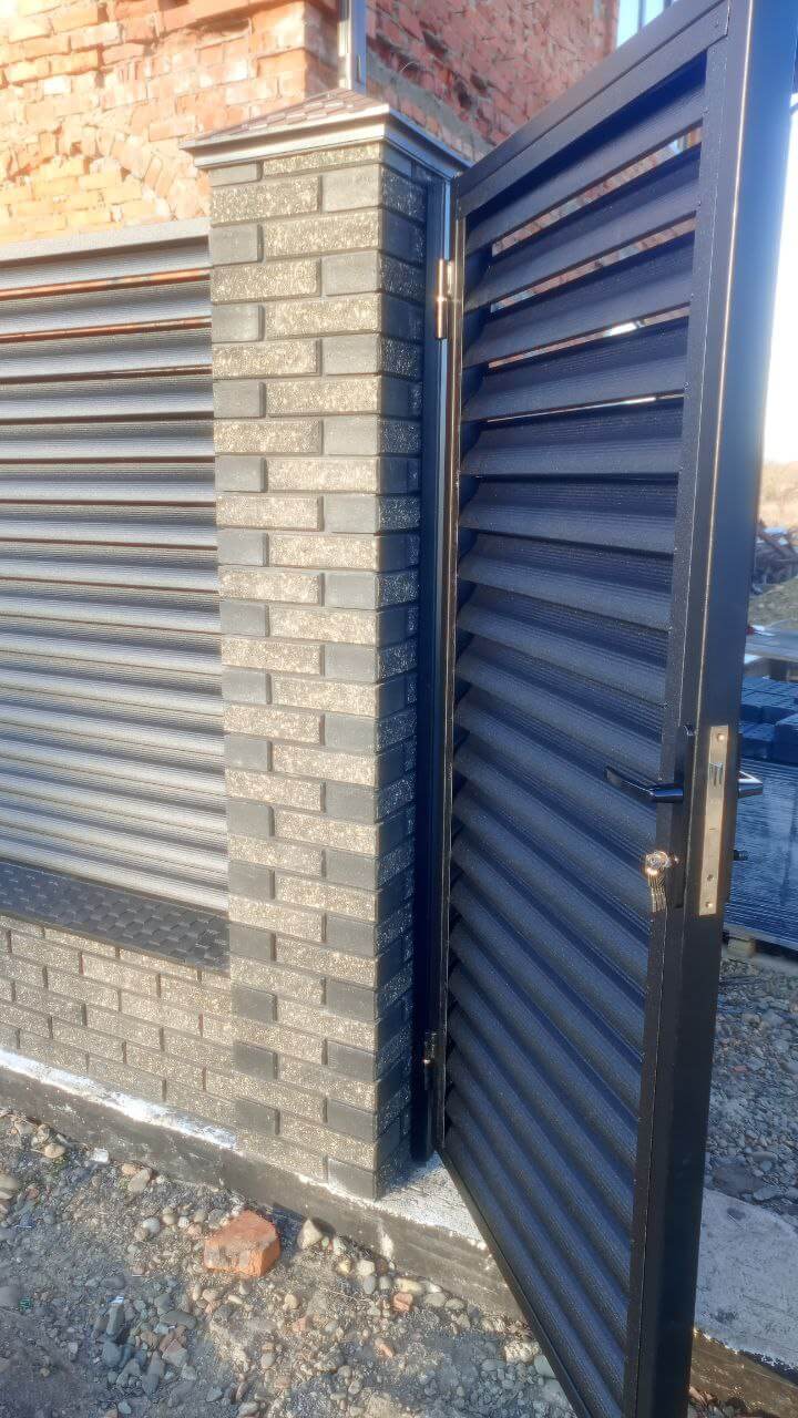 Забор-жалюзи из ламелей Еврожалюзи 24м RAL9005 Черный МАТТЕ фото 6 в Перми