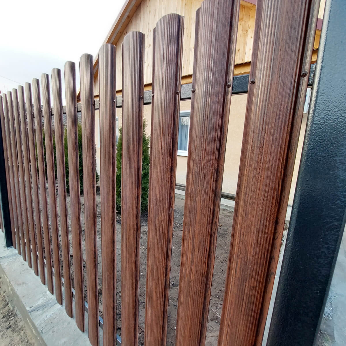 Забор из евроштакетника 13м Античный Дуб SteelArt двусторонний в Перми