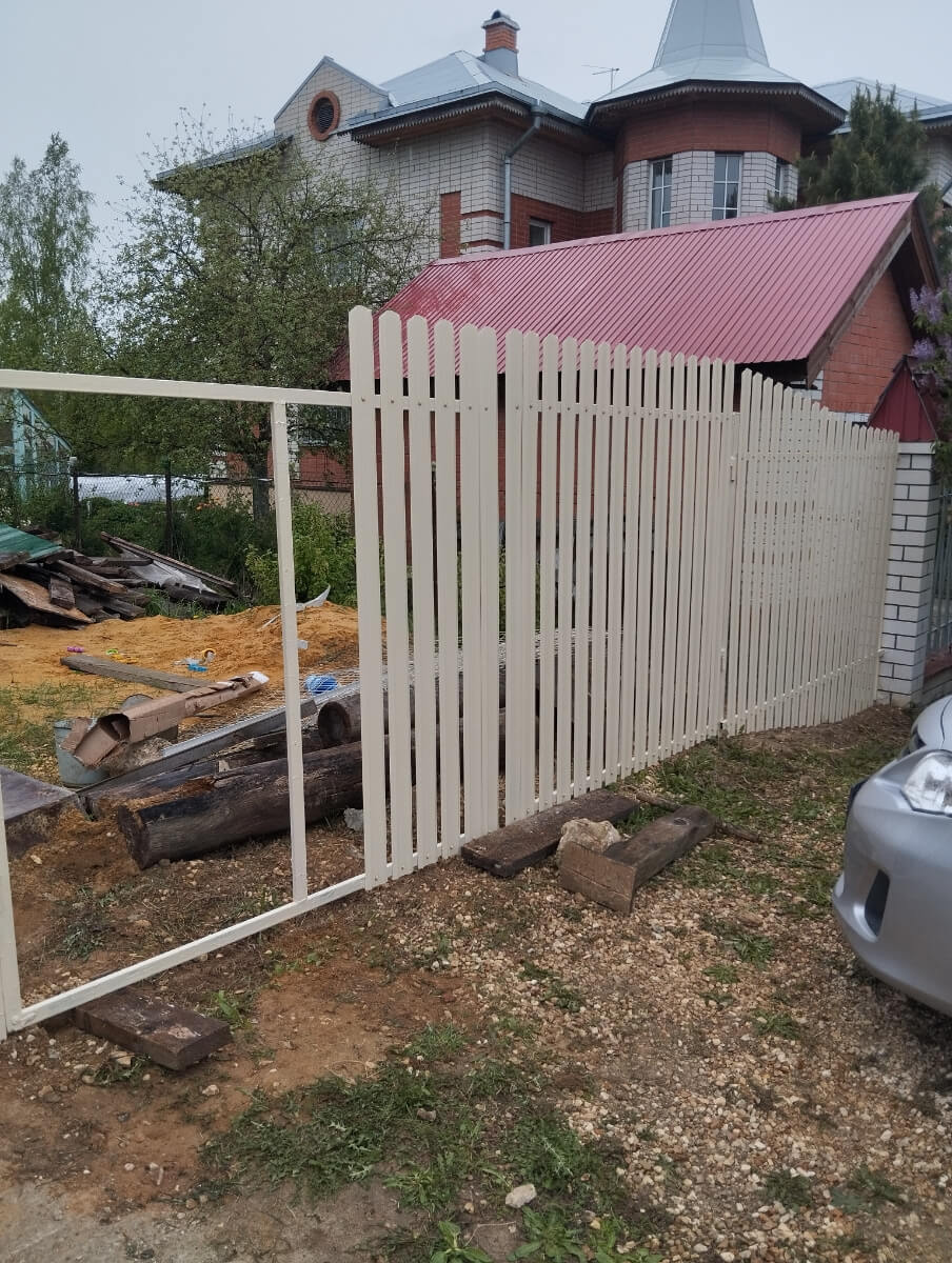 Забор из евроштакетника 9м RAL1015/1015 Слоновая Кость двусторонний фото 4 в Перми
