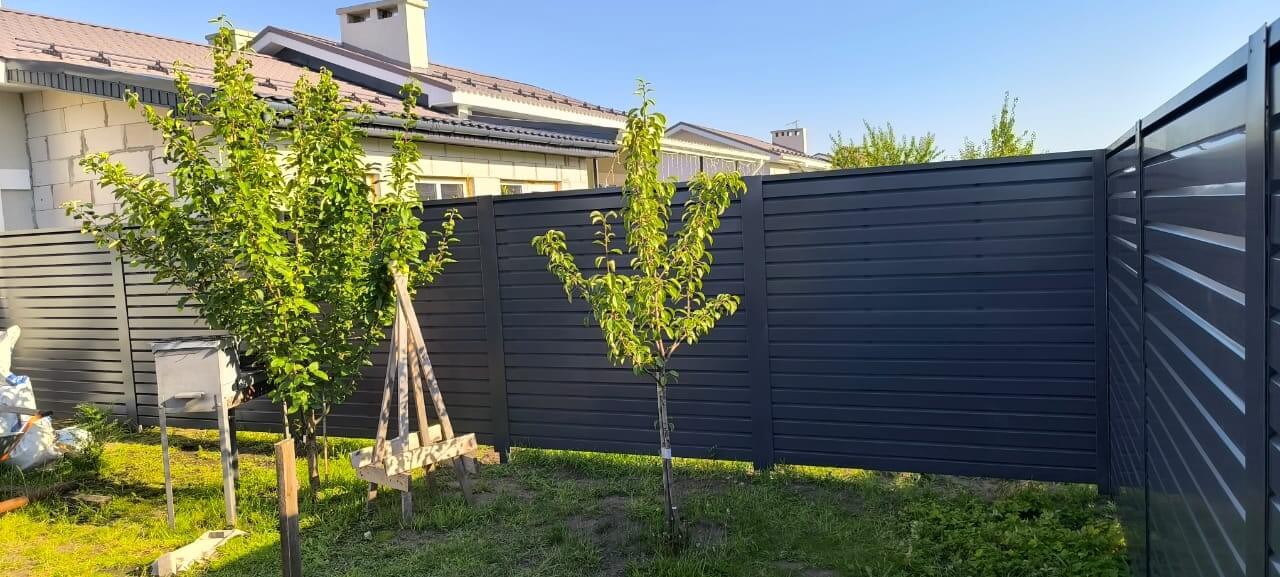 Забор-жалюзи из ламелей Хай-Тек 62м RAL7024/7024 Серый Графит двусторонний фото 4 в Перми