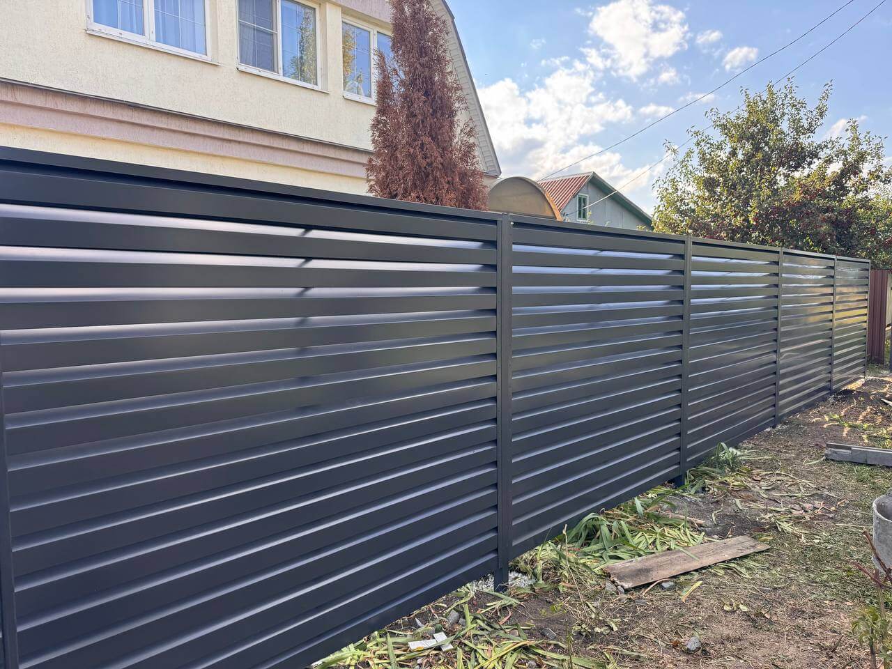 Забор-жалюзи из ламелей Хай-Тек 26м RAL7024/7024 Серый Графит двусторонний в Перми