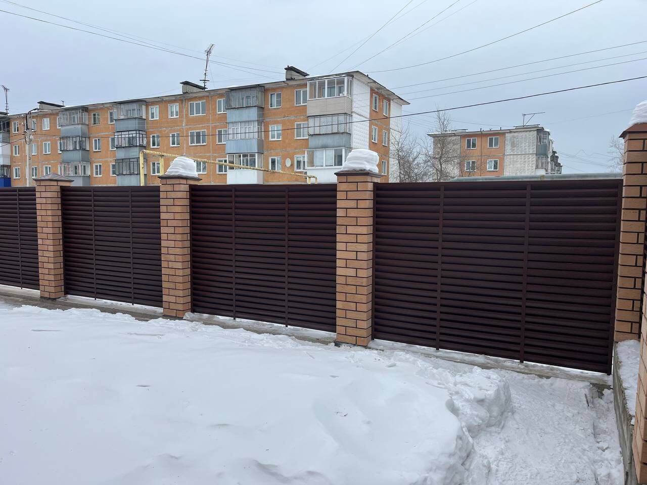 Забор-жалюзи из ламелей ЭКО-Z 87м RAL8017/8017 Шоколад двусторонний МАТТЕ фото 17 в Перми