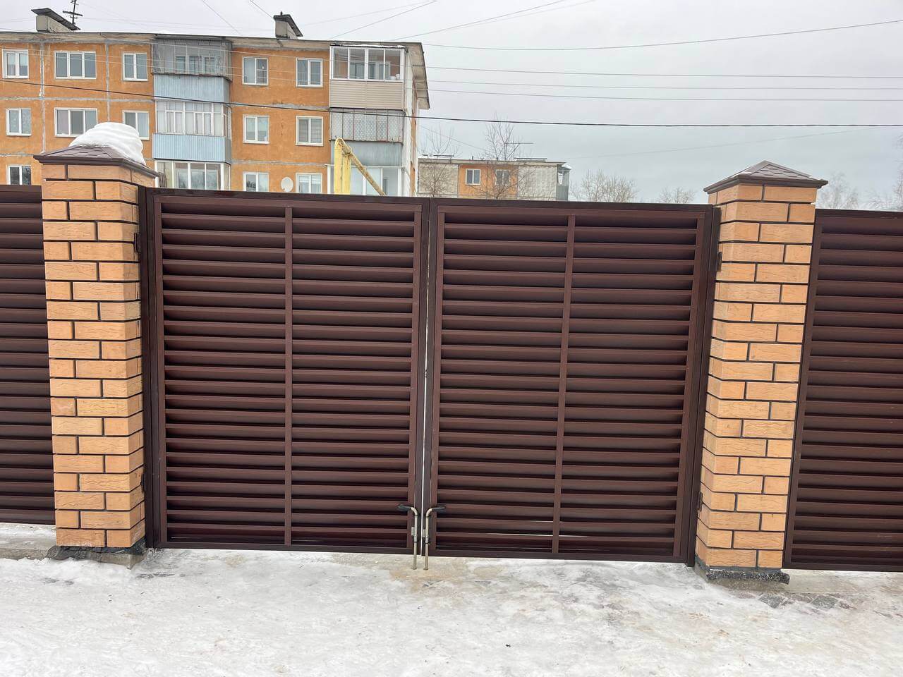 Забор-жалюзи из ламелей ЭКО-Z 87м RAL8017/8017 Шоколад двусторонний МАТТЕ фото 9 в Перми