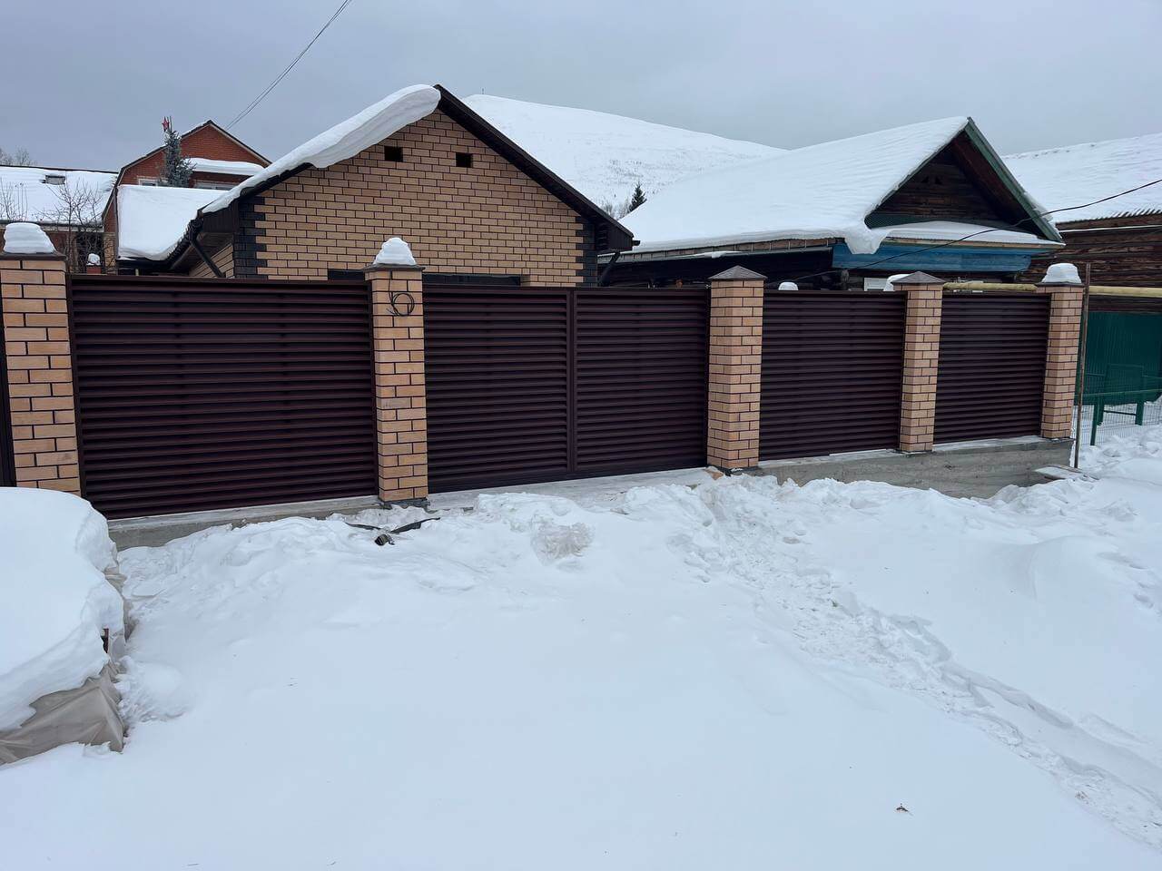 Забор-жалюзи из ламелей ЭКО-Z 87м RAL8017/8017 Шоколад двусторонний МАТТЕ фото 3 в Перми