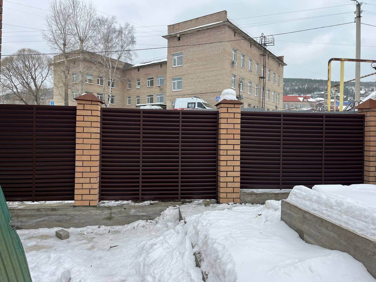 Забор-жалюзи из ламелей ЭКО-Z 87м RAL8017/8017 Шоколад двусторонний МАТТЕ фото 16 в Перми