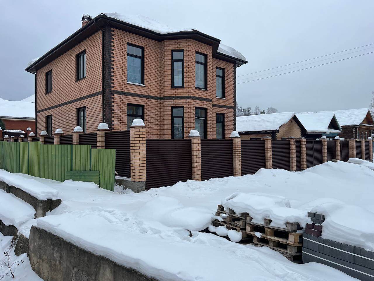 Забор-жалюзи из ламелей ЭКО-Z 87м RAL8017/8017 Шоколад двусторонний МАТТЕ фото 12 в Перми