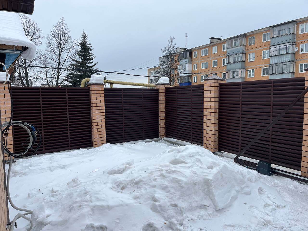 Забор-жалюзи из ламелей ЭКО-Z 87м RAL8017/8017 Шоколад двусторонний МАТТЕ фото 11 в Перми