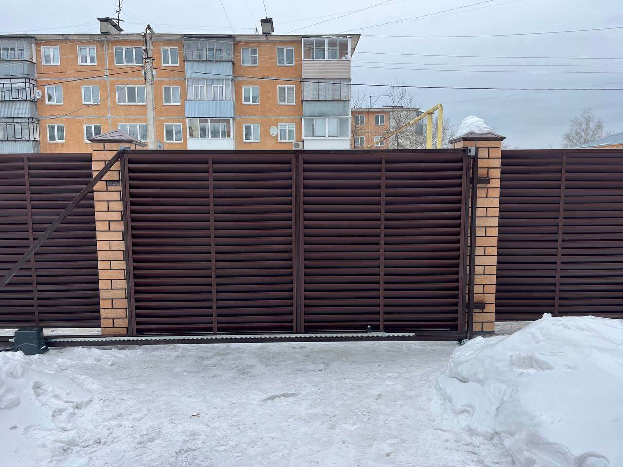 Забор-жалюзи из ламелей ЭКО-Z 87м RAL8017/8017 Шоколад двусторонний МАТТЕ фото 10 в Перми