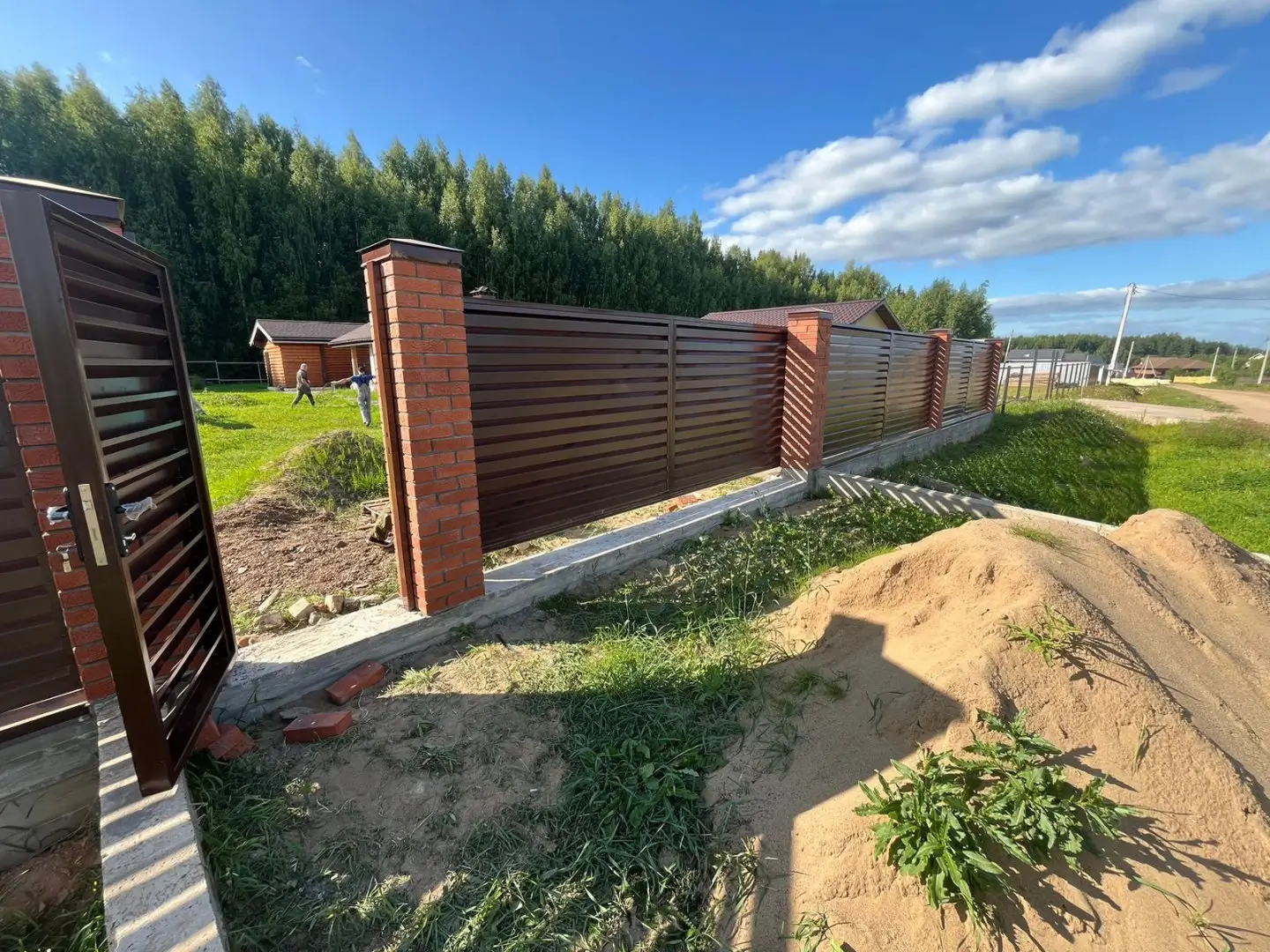 Забор-жалюзи из ламелей Хай-Тек 26м RAL8017/8017 Шоколад двусторонний фото 5 в Перми