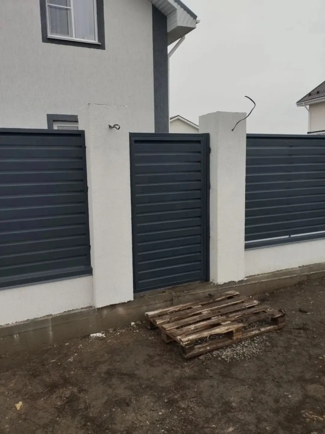 Забор-жалюзи из ламелей Хай-Тек 12м RAL7024 Серый Графит МАТТЕ фото 1 в Перми