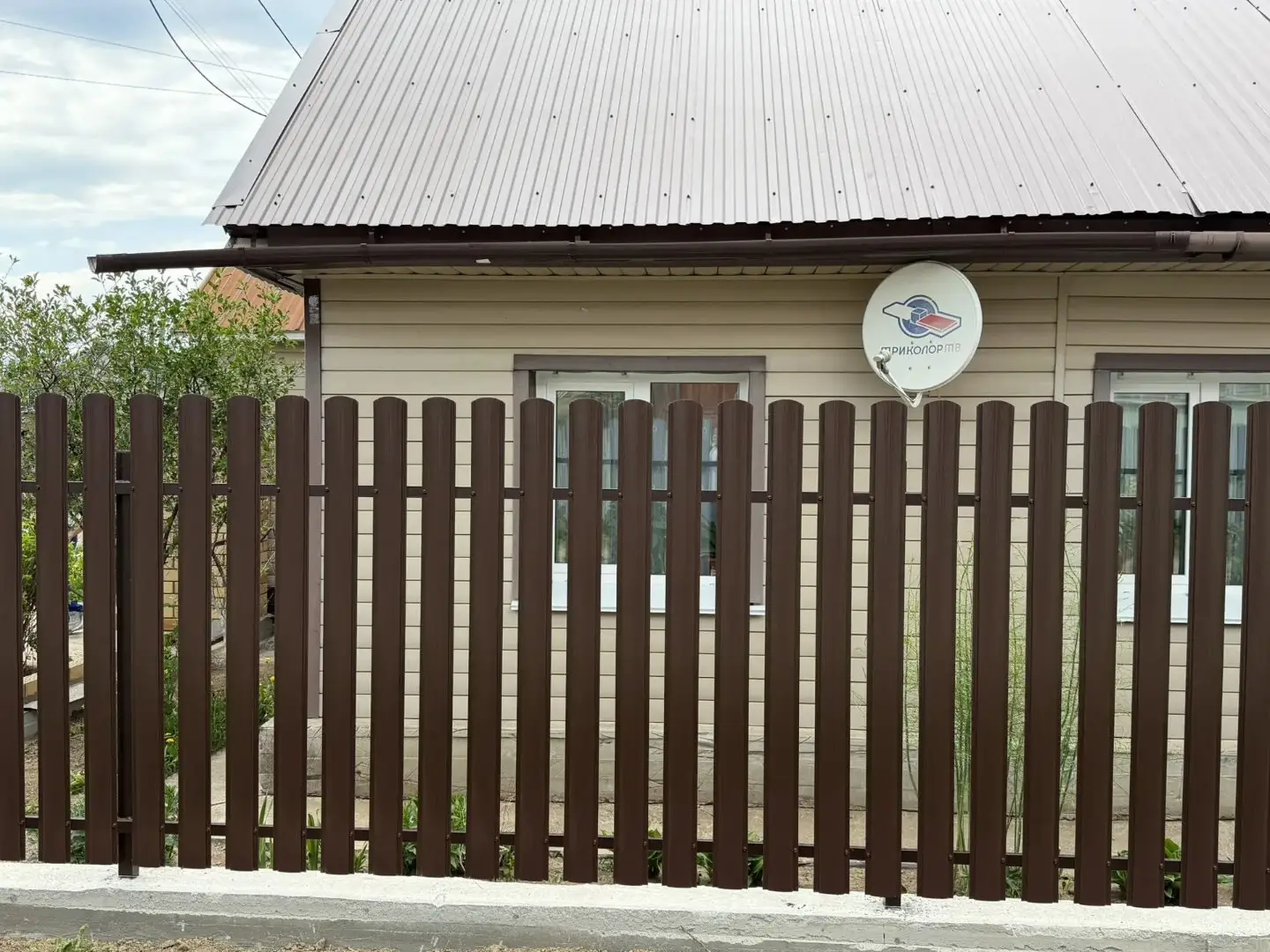 Комбинированный забор из ламелей ЭКО-Z-US и евроштакетника 18м RAL8017 Шоколад МАТТЕ, Полиэстер фото 3 в Перми