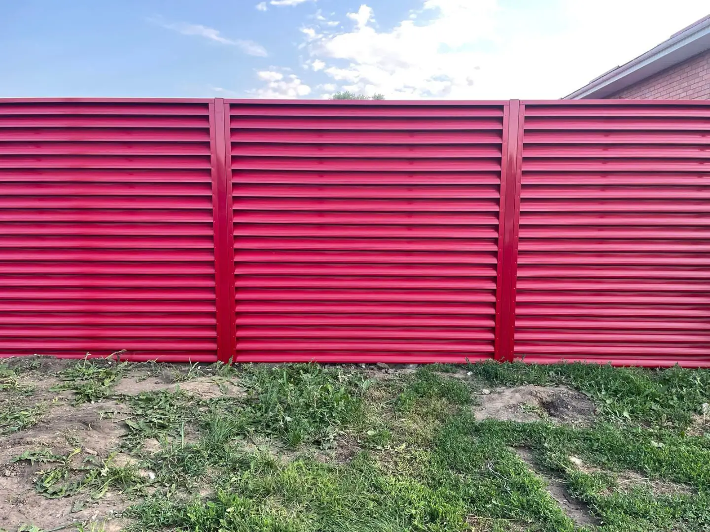 Забор-жалюзи из ламелей Еврожалюзи 24м RAL3003 Рубин в Перми