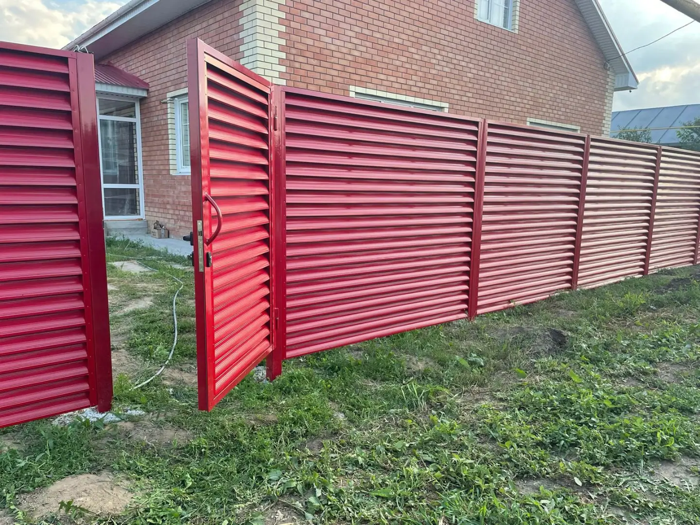 Забор-жалюзи из ламелей Еврожалюзи 24м RAL3003 Рубин фото 6 в Перми