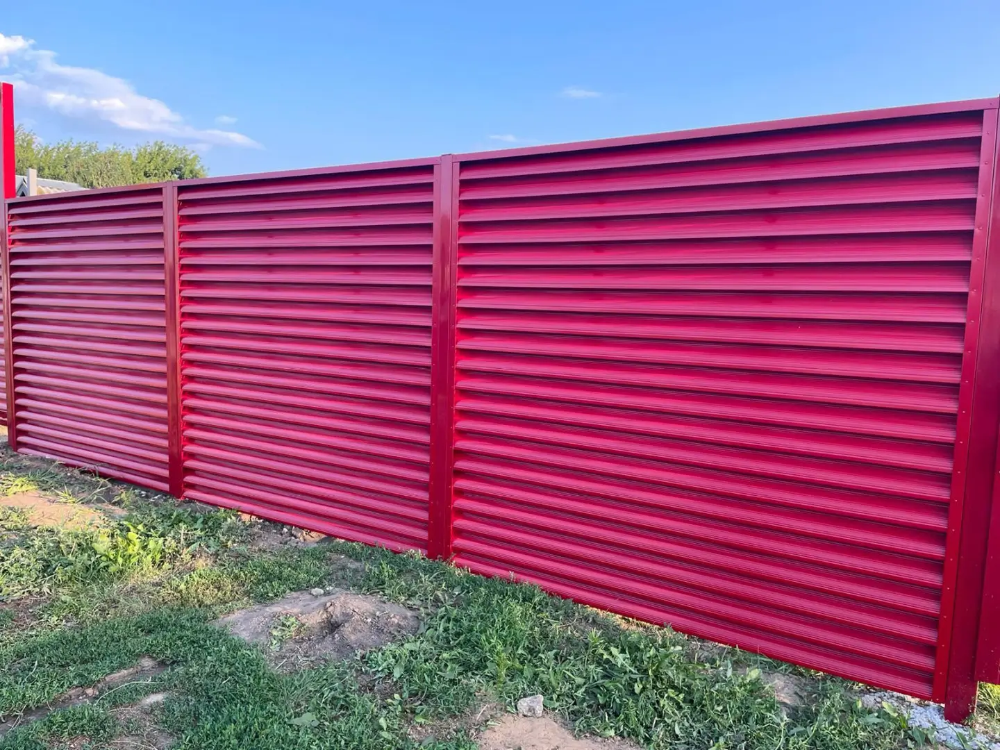 Забор-жалюзи из ламелей Еврожалюзи 24м RAL3003 Рубин фото 2 в Перми